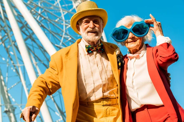 Ευτυχισμένο χαρούμενο ηλικιωμένο ζευγάρι ποζάρει με πολύχρωμα κοστούμια — Φωτογραφία Αρχείου
