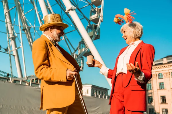 Feliz hombre viejo y mujer están contentos de conocer en la ciudad — Foto de Stock