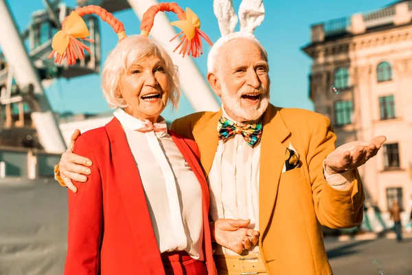 Alegre pareja de ancianos disfrutando de un día soleado — Foto de Stock