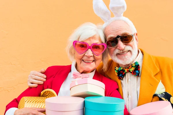 Feliz pareja de edad en gafas mirando a la cámara — Foto de Stock