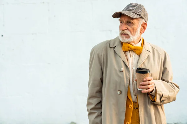 Elegante caballero de edad está mirando al aire libre — Foto de Stock