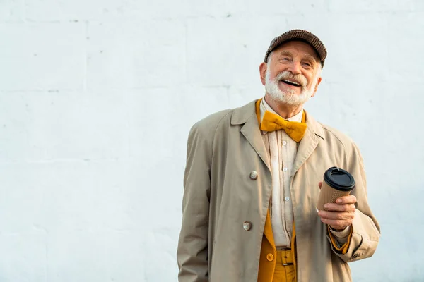 Feliz anciano caballero con tomar café al aire libre — Foto de Stock