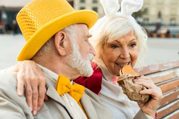 Şehirde fast food ile gülümseyen yaşlı çift. — Stok fotoğraf