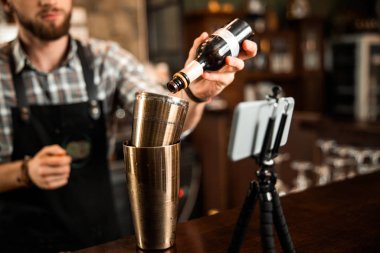 Uzman barmen gece kulübünde kokteyl hazırlıyor.