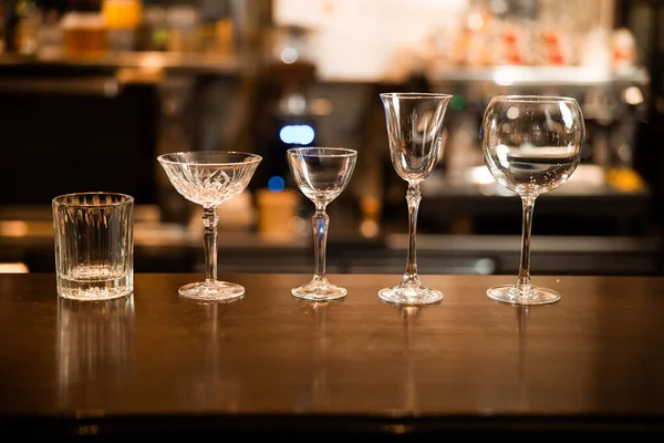 Puste czyste szklanki przy barze — Zdjęcie stockowe