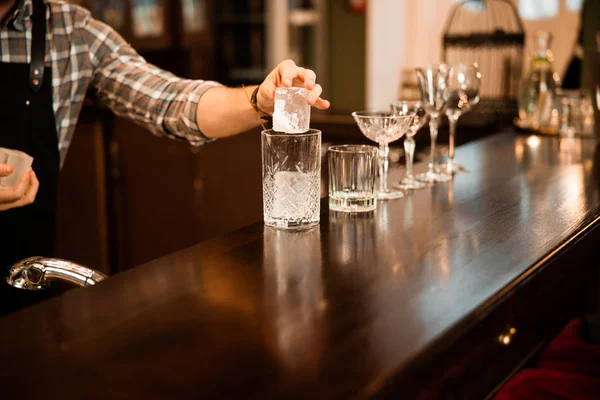 Ekspertów barman jest Dokonywanie w barze koktajlowym — Zdjęcie stockowe