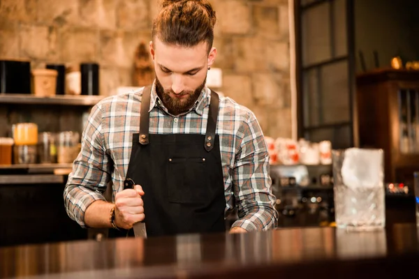 Guapo barman experto está haciendo bebida en el bar — Foto de Stock