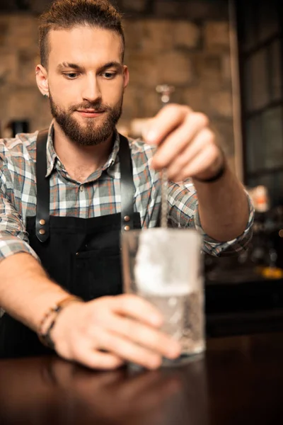 Barmen buzlu ferahlatıcı bir kokteyl hazırlıyor. — Stok fotoğraf