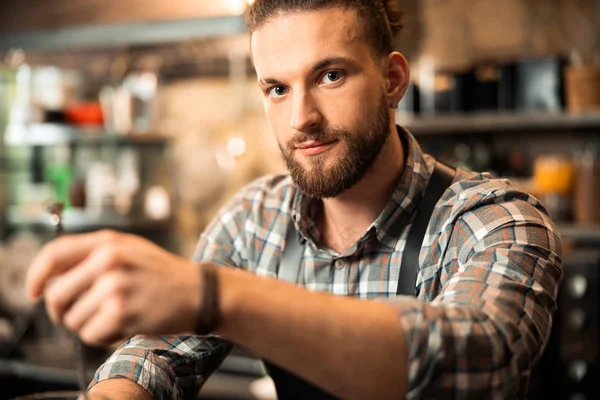 Yakışıklı gülümseyen adam barmen olarak çalışıyor. — Stok fotoğraf
