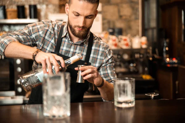 Sakallı barmen barda alkollü kokteyl yapıyor. — Stok fotoğraf