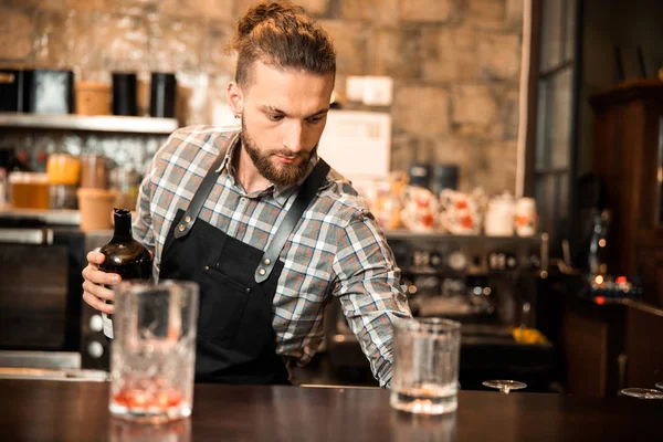 El camarero guapo sostiene una botella abierta. —  Fotos de Stock