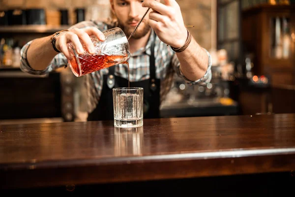 Erkek barmen süslü bardaklara taze kokteyl dolduruyor. — Stok fotoğraf