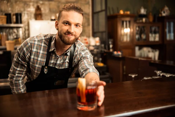Homem barman especialista está servindo coquetel no bar — Fotografia de Stock