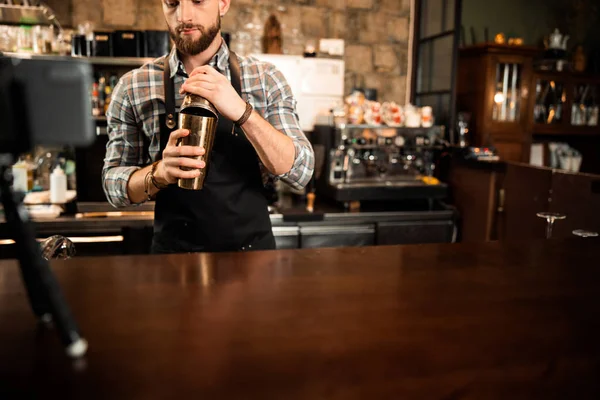 Barman barbudo está haciendo cóctel alcohólico detrás de la barra —  Fotos de Stock