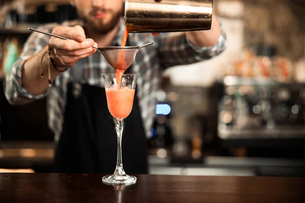 Barman está experimentando con la creación de bebidas cóctel — Foto de Stock