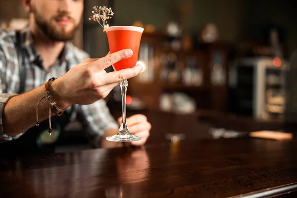 Bartender showing beautiful drink at the bar — 스톡 사진