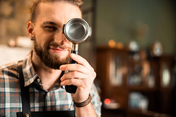 El chico sonriente se está divirtiendo en la cafetería — Foto de Stock