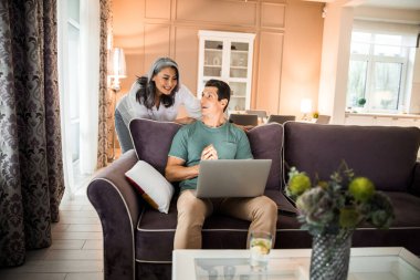 Gülümseyen yetişkin adam güzel bir bayanla konuşuyor.