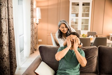 Güzel bir eş kocasına sürpriz yapıyor.