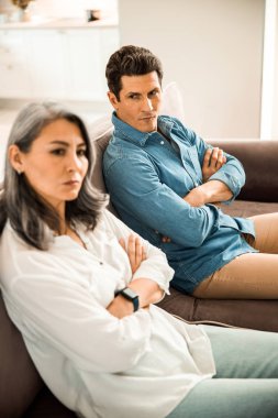 Hayal kırıklığına uğramış çift savunarak ve evlilik sorunları