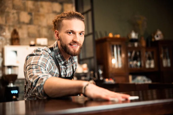 Счастливый молодой человек, работающий в кафе — стоковое фото