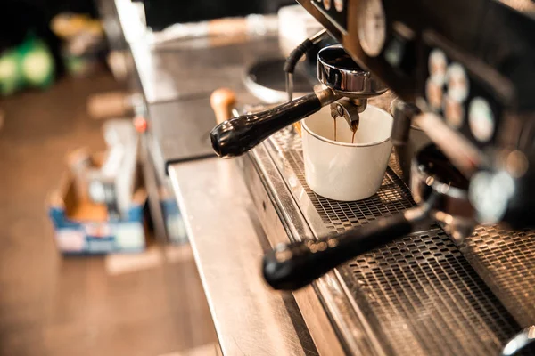 Primo piano del caffè espresso mattutino in tazza di ceramica — Foto Stock