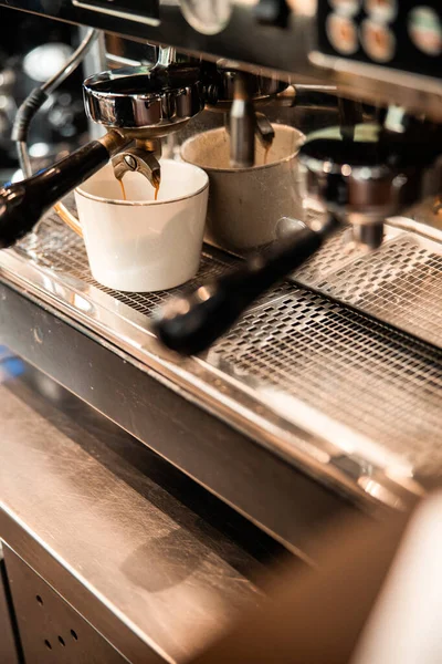 Foto recortada de la máquina de café espresso vertiendo café en la taza — Foto de Stock