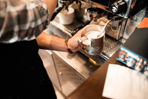 Blisko umiejętnie barman pracuje w kawiarni — Zdjęcie stockowe