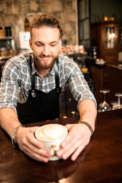 Sonriente joven camarero haciendo café con leche en la cafetería — Foto de Stock