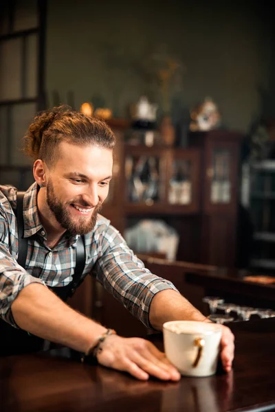 Leende ung man barista arbetar på kafé — Stockfoto