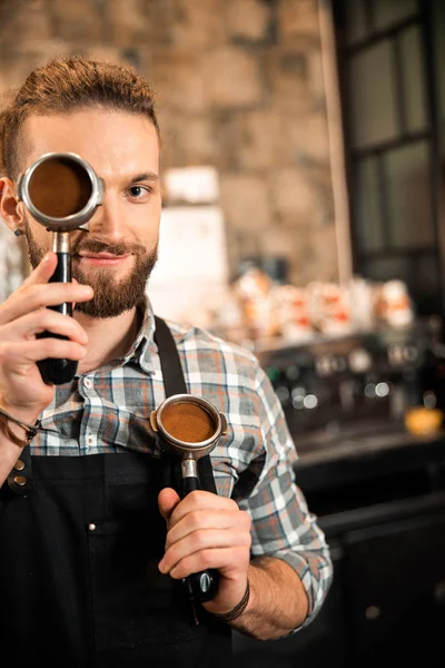 Barman barbudo feliz usando soporte de filtro cerca del ojo —  Fotos de Stock