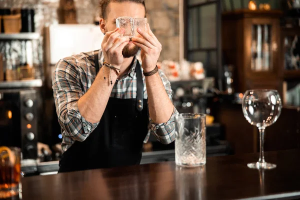 Joven barman se divierte detrás de la barra — Foto de Stock