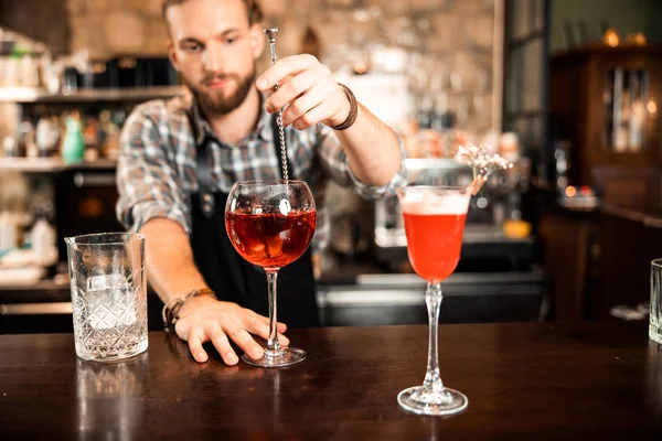 Cropped photo of bartender is stirring a cocktail — 스톡 사진
