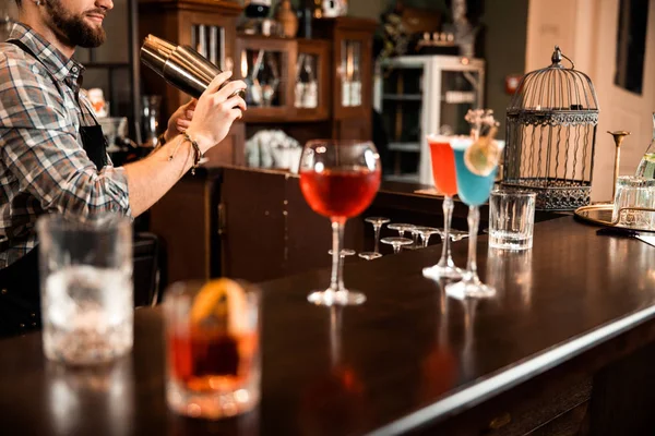 Bartender is mixing a summer cocktail — 스톡 사진