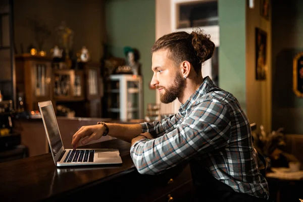 Jovem barman trabalhando com gadget no local de trabalho — Fotografia de Stock