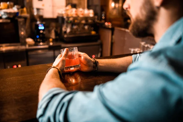 Закрыть руки мужчины алкогольным напитком — стоковое фото