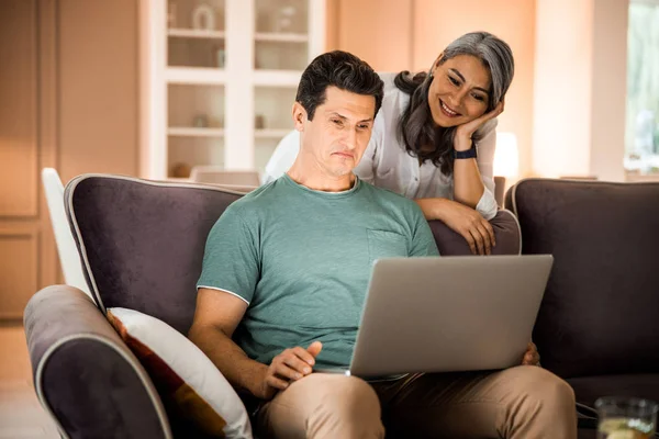 Sorridente coppia di adulti trascorrere del tempo in soggiorno — Foto Stock