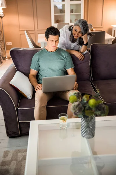 Leende mogen man håller laptop hemma — Stockfoto