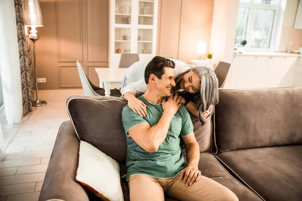 Sorridente bella donna abbracciare il marito a casa — Foto Stock