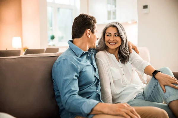 Glückliches verliebtes Paar sitzt auf Sofa im Wohnzimmer — Stockfoto