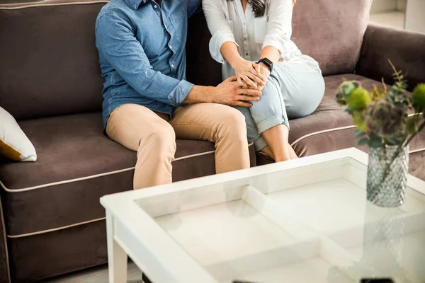 Casal apaixonado sentado juntos na sala de estar — Fotografia de Stock