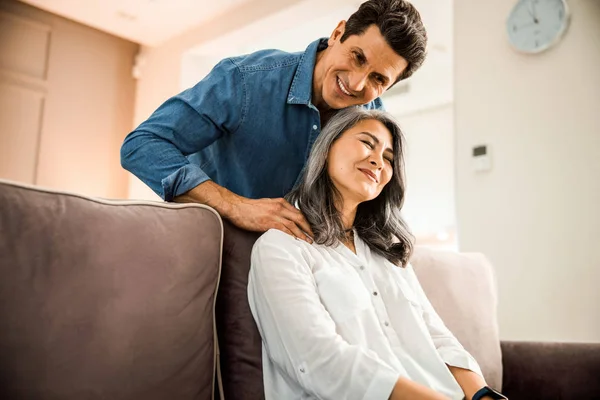 Adulto sorridente donna rilassante durante il massaggio a casa — Foto Stock