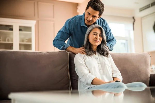 Mooie dame sluiten haar ogen tijdens massage — Stockfoto