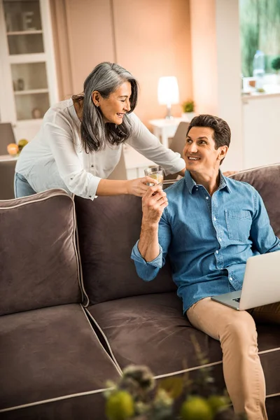 Lycklig man tar ett glas vatten från kvinnan — Stockfoto