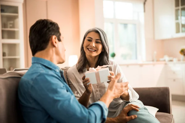 Glücklich reife Frau genießen Geschenk von Mann — Stockfoto