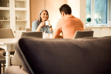 Mutlu çekici kadın konuşurken erkeğe bakıyor.