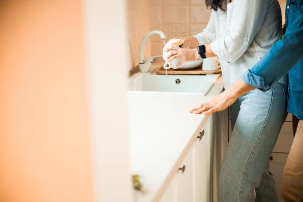 Frau wäscht Tasse in der Küche — Stockfoto