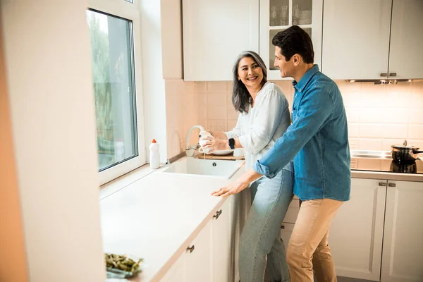 Glücklich erwachsene Dame spült eine Tasse in der Küche — Stockfoto