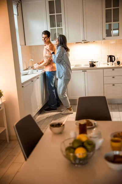 Aantrekkelijke volwassen dame dansen in de buurt van haar man thuis — Stockfoto