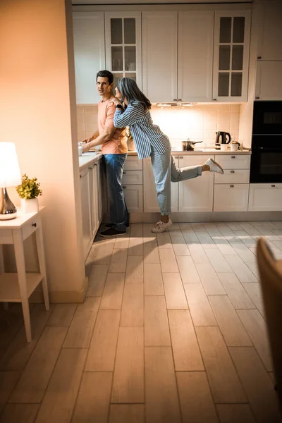 Aantrekkelijke volwassen vrouw knuffelen man thuis — Stockfoto